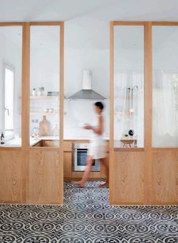 Pequeña cocina blanca con puertas de maderas