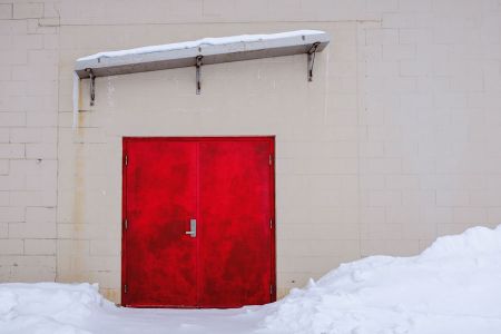 puerta antigua y vieja roja